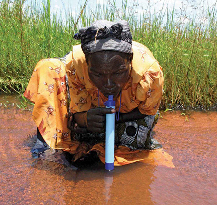 Meminum Air Menggunakan LifeStraw