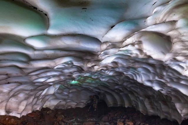 Kamchatka Ice Tunnel 02