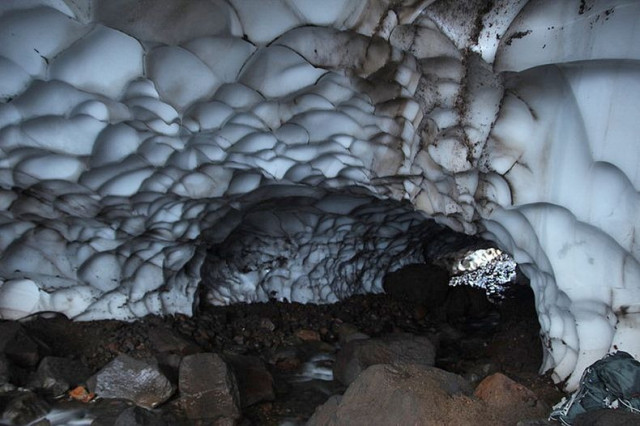 Kamchatka Ice Tunnel 04